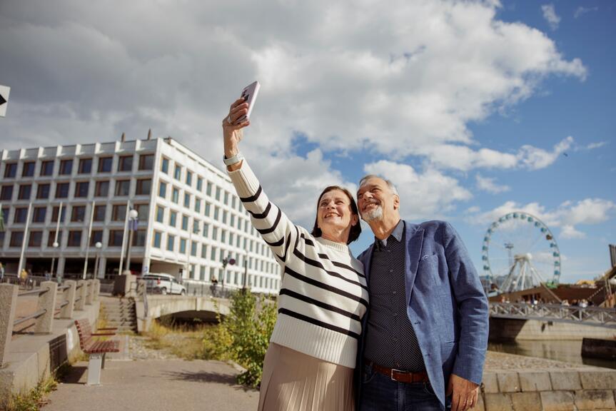 Kuvituskuva, selfie-kuvaus Kauppatorilla.
